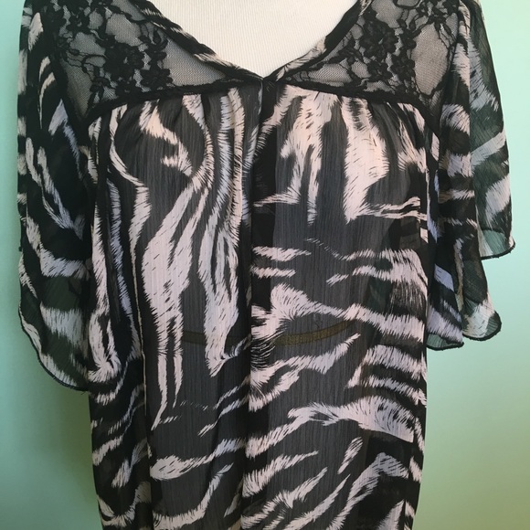 🦓Ladies Size Medium Animal Print Blouse - Picture 8 of 8
